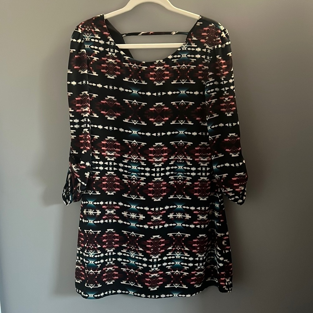 Women’s cropped sleeve print dress.